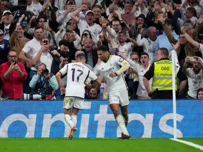 Jude Bellingham (r) von Real Madrid jubelt nach dem dritten Tor seiner Mannschaft.