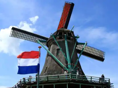 Die Windkraftwerke von Zaandam: Besucher stehen auf der Galerie einer der Windm&uuml;hlen.