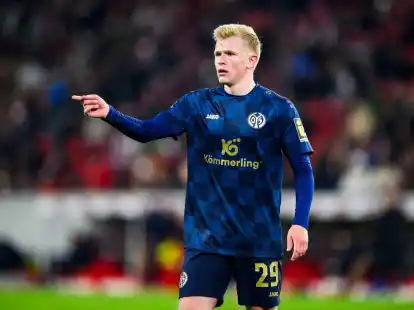 Fu&szlig;ball: Jonathan Burkardt vom 1. FSV Mainz 05 gestikuliert auf dem Spielfeld in Freiburg.