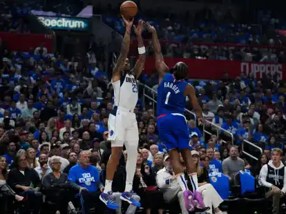 James Harden (r) von den Los Angeles Clippers versucht einen Wurf von P.J. Washington von den Dallas Mavericks zu blocken.