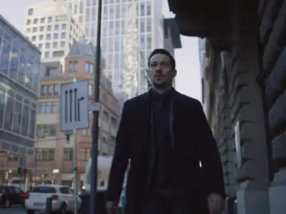 Max van Veeren (Klaus Steinbacher) in den Stra&szlig;en von Frankfurt.