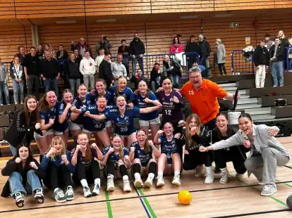 Groß war der Jubel bei der weiblichen A-Jugend der HG Jever/Schortens nach dem Verbandsliga-Staffelsieg.