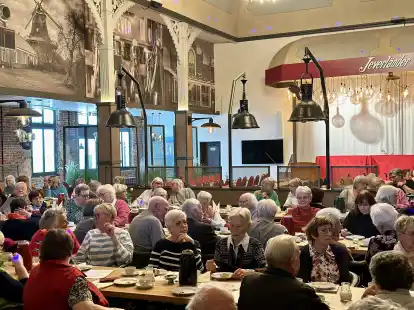 Rund 200 &auml;ltere Jeveraner feierten den &bdquo;Tag der &auml;lteren Generation&ldquo; gemeinsam im Sch&uuml;tzenhof Jever.