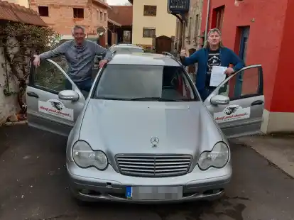Markus Brüggemann (links) und Roland Licha sind bereit: Ende der Woche brechen sie ins spanische Tarifa auf. Von dort aus geht es nach Marokko, wo sie an der Rallye 