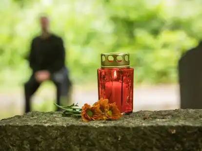 Wie tief und wie lange jemand nach dem Tod eines wichtigen Menschen trauert, ist sehr individuell.