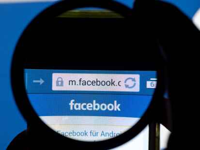 Datenleck bei Facebook: Unbekannte hatten Telefonnummern von zahlreichen Facebook-Nutzern veröffentlicht. Die Betroffenen kämpfen nun um Schadensersatz.