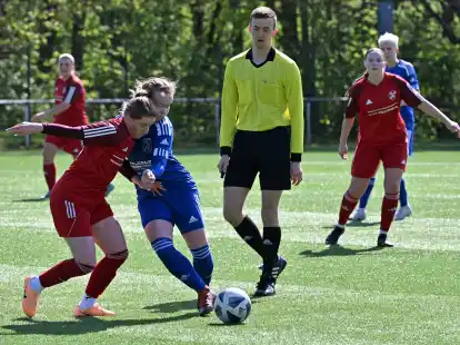Mit 2:3 verloren die VfL-Frauen (blaues Trikot: Eske Röben) gegen Ems Jemgum.