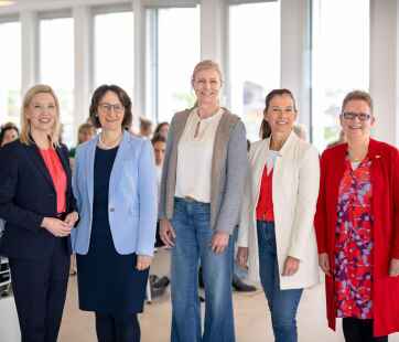 Diskutierten über Frauen in Führungspositionen: (von links) Anette Koch-Wegener (Büfa), Mirja Viertelhaus-Koschig (Vierol), Tanja-Vera Asmussen (LzO), Claudia Scholz (EWE), Stephanie von Unruh (Nordwest Mediengruppe) und Claudia Reetz (LzO)