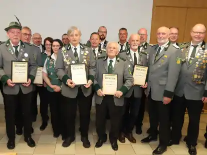 Während der Mitgliederversammlung des Schützenverein Altenoythe wurden auch langjährige Mitglieder  geehrt und verdiente Schützen befördert.