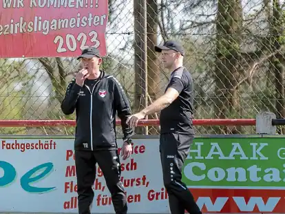 Coach Arnold Sibum (links) und Co-Trainer Kai Fugel von der SG Elisabethfehn/Harkebrügge