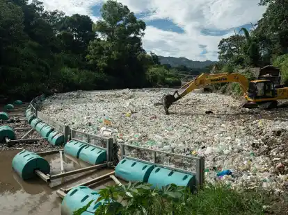 Die Organisation The Ocean Cleanup holt M&uuml;ll aus dem Fluss Las Vacas in Guatemala.