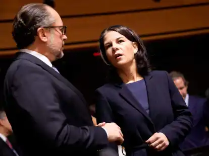 Bundesau&szlig;enministerin Annalena Baerbock und ihr &ouml;sterreichischer Amtskollege Alexander Schallenberg beim Treffen der EU-Au&szlig;enminister in Luxemburg.