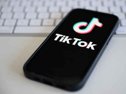 Die EU-Kommission leitet ein Verfahren gegen die Online-Plattform TikTok ein. (Symbolbild)