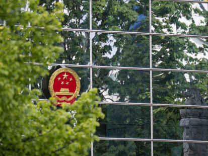 Ein Wappen hängt an der Fasse der chinesischen Botschaft in Berlin. Drei Deutsche sind wegen mutmaßlicher Spionage für China festgenommen worden.