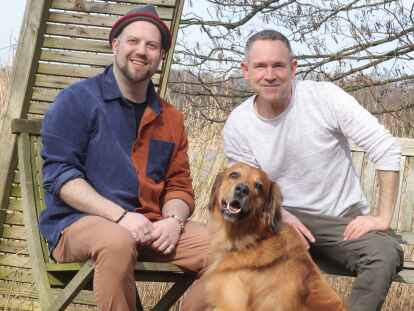 Die Hosts des neuen NWZ-Podcasts „Gezeitengänger“: Christopher Groß (l.) und Jens Koch mit seinem Hund Sunny.