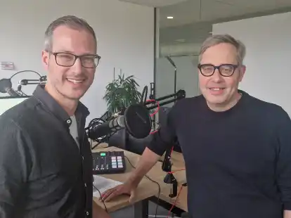 Philipp Köster (rechts) mit Sportredakteur Lars Blancke