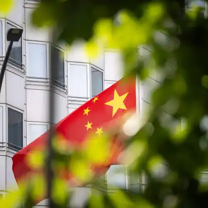 China fordert Deutschland auf, «damit aufzuhören, den Spionagevorwurf auszunutzen, um das Bild von China politisch zu manipulieren und China zu diffamieren.»
