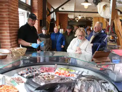 André Vogt (links) von Fiedlers Fischmarkt empfängt die Teilnehmerinnen und Teilnehmer der Fisch-Happen-Tour und führt sie anschließend durch das Unternehmen. Anschließend werden kleine Kostproben serviert, manchmal auch leckere Salate.