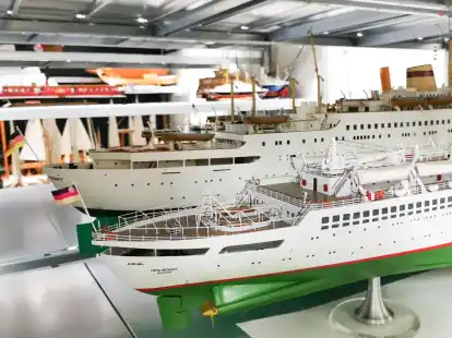 Beim Rundgang durch das Forschungsdepot des Deutschen Schifffahrtsmuseums (DSM) ist auch ein Blick auf seltene Schiffsmodelle möglich.
