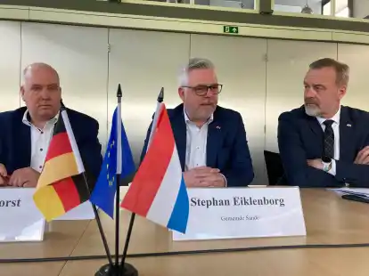 Wollen die Unterwanderungskriminalit&auml;t bek&auml;mpfen: (von links) Claus-Peter Horst, B&uuml;rgermeister der Stadt Leer, Stephan Eiklenborg, B&uuml;rgermeister der Gemeinde Sande, und Klaas Sloots, B&uuml;rgermeister der Gemeinde Stadskanaal.