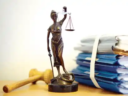 Urteil in Streit um Grundsicherung: Ein Paar aus Ostfriesland muss 18.000 Euro zurückzahlen, denn die Frau arbeitete jahrelang mehr als angegeben.