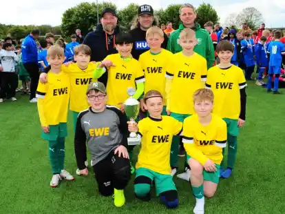 Die Kinder des TSV Abbehausen schafften den Sprung in die Endrunde des EWE-Cups. Der frühere Nationalspieler Torsten Frings (hinten, Mitte) freute sich mit ihnen.