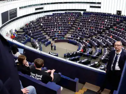 Abgeordnete nehmen an einer Sitzung im Europäischen Parlament teil. Das Europaparlament stimmte heute über neue Schuldenregeln ab. Des Weiteren steht eine Abstimmung über das «Recht auf Reparatur» an.