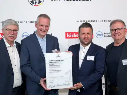 Der VfB Oldenburg mit Stephan Wulf (2. von links, Leiter Spielbetrieb) und Selim Özyurt (3. von links, Leiter Fußballschule) wurde in Berlin mit der Sepp-Herberger-Urkunde geehrt. Ralph-Uwe Schaffert (links, DFB-Vizepräsident) und Frank Schmidt (rechts, Sepp-Herberger-Stiftung) gratulierten.