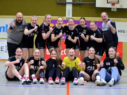 Feierten nach dem Sieg gegen den TuS Haren den Gewinn der Landesliga-Meisterschaft: die A-Jugend-Handballerinnen der HSG Friesoythe und ihre Trainer
