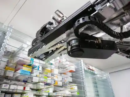 Ein Automat sucht in einer Apotheke ein Medikament f&uuml;r einen Kunden aus dem Warenlager heraus.