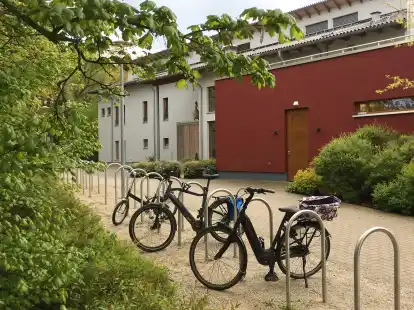 Das Saunahuus ist stark nachgefragt. Auch die Umkleiden sind an der Auslastungsgrenze. Platz f&uuml;r weitere ist schon ausgemacht: Im Erdgeschoss ist ein Umkleiden-Anbau in Richtung der Fahrradabstellfl&auml;che denkbar.