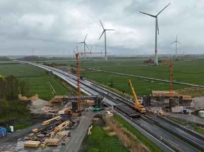 Wurde am vergangenen Wochenende eingesetzt: das Traggerüst, auf dem in den kommenden Wochen die neue Brücke im Riepster Hammrich entstehen soll.