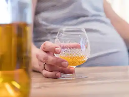 Alkohol in der Schwangerschaft: Mit den zum Teil drastischen Folgen beschäftigt sich eine Ausstellung im Kreishaus.