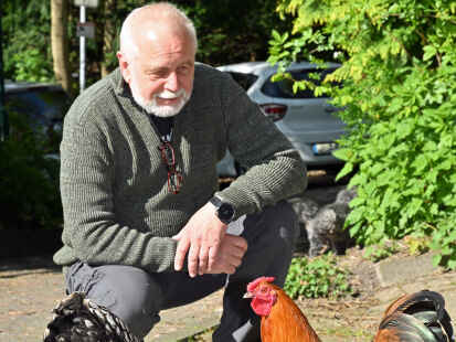 Das Team der Ruscherei um Vorsitzenden Uwe Sonntag, im Bild mit einigen der verbliebenen Hühner, ist nach der Tötung des Hahns „Plüschi“ fassungslos.