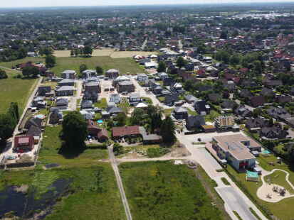 Blick über Ganderkesee – hier kann man sich mit einem durchschnittlichen Gehalt noch den Kauf von 173 Quadratmeter Wohnfläche finanzieren. Die Spannweite innerhalb des Oldenburger Landes reicht von 47 bis 280 Quadratmeter.