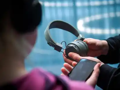 Kein Kabel mehr nötig: Mit zwei Bluetooth-Kopfhörern kann man gemeinsam Musik hören.