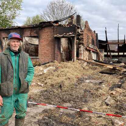 Der Milchbauer Jan Tijsma vor den Ruinen seines Wohnhauses sowie Teilen seines Betriebes. Glücklicherweise konnten alle Kühe und Kälber vor dem Feuer gerettet werden.