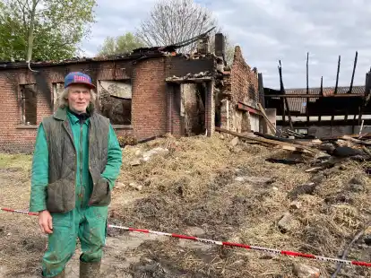 Der Milchbauer Jan Tijsma vor den Ruinen seines Wohnhauses sowie Teilen seines Betriebes. Glücklicherweise konnten alle Kühe und Kälber vor dem Feuer gerettet werden.