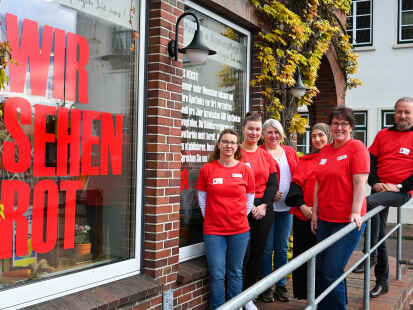Die Rathaus-Apotheke in Zetel sieht rot. Das Team um Apotheker Dr. Rolf Bruns ist Teil der Protestwoche des Apothekerverbandes.