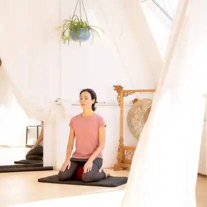 Ruhige Farben, ruhiger Ort: Yoga praktiziert man am besten in einem Raum ohne viele Ablenkungen.