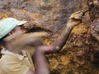 Ein Mann arbeitet in der Mine Zola Zola bei Nzibira in der ostkongolesischen Provinz S&uuml;d-Kivu. Heute stimmt das EU-Parlament in Stra&szlig;burg dar&uuml;ber ab.