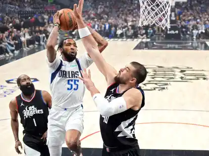 Derrick Jones Jr. von den Dallas Mavericks zieht zum Korb der Los Angeles Clippers.
