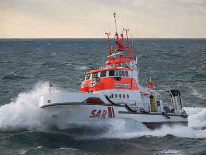 Bei Wangerooge mussten am Dienstag zwei Männer und ein Hund von ihrem Motorboot gerettet werden.