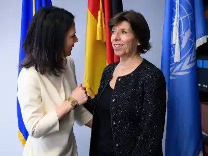 Bundesaußenministerin Annalena Baerbock im Gespräch mit der ehemaligen französischen Außenministerin Catherine Colonna (r), die mit der Prüfung der UNRWA beauftragt worden war (Archivbild).