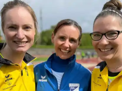 Trainerinnen unter sich: Imke Jürjens (links) und Nora Dreyer (rechts) trafen in Verden Helen Reiter von BW Borssum.