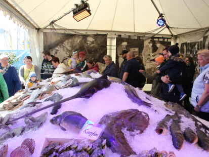 Das Fischbett aus Eis, auf dem heimische und exotische Meeresbewohner präsentiert werden, ist bei jeder Fischparty der Dreh- und Angelpunkt. Das dürfte auch bei der 34. Ausgabe der Veranstaltung nicht anders sein, die am letzten April-Wochenende in Bremerhaven stattfindet.