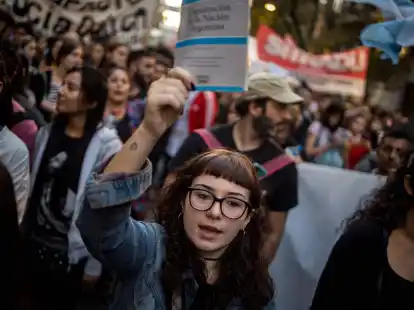 Demonstrantinnen und Demonstranten fordern finanzielle Unterstützung für staatliche Hochschulen und Universitäten in Argentinien.