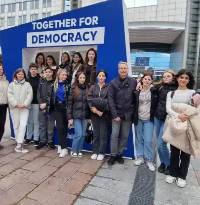 „Together for Democracy“ also gemeinsam für Demokratie – unter dem Motto reisten die ukrainischen, syrischen und deutschen Schüler nach Berlin und Brüssel.