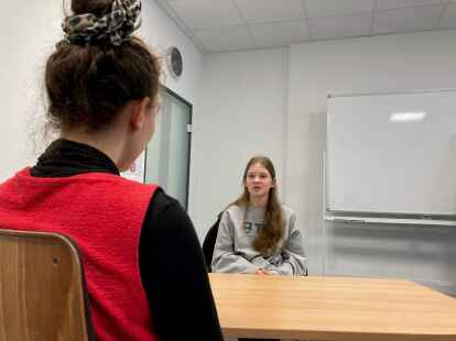 Kyra M. T. Voigt (links) studiert im achten Semester Medizin und nähert sich im Gespräch mit der 17-jährigen „Patientin“ vorsichtig dem Thema Essstörung.