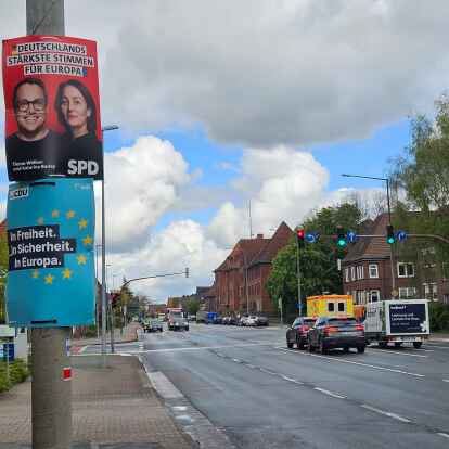 Bei den Wahlplakaten dominieren in Emden SPD und CDU. Bei den angemeldeten Infoveranstaltungen sieht das anders aus.
